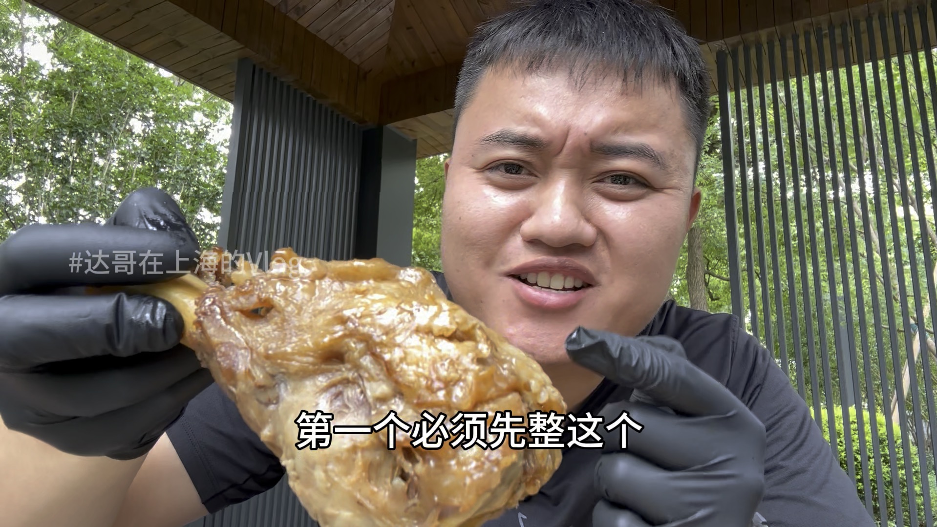 在上海浦东灵岩南路路边吃:酱大棒骨,猪头肉,猪鼻冲,卤大肠,猪尾巴,酱牛排,一块肉一口蒜,香的没治了!哔哩哔哩bilibili