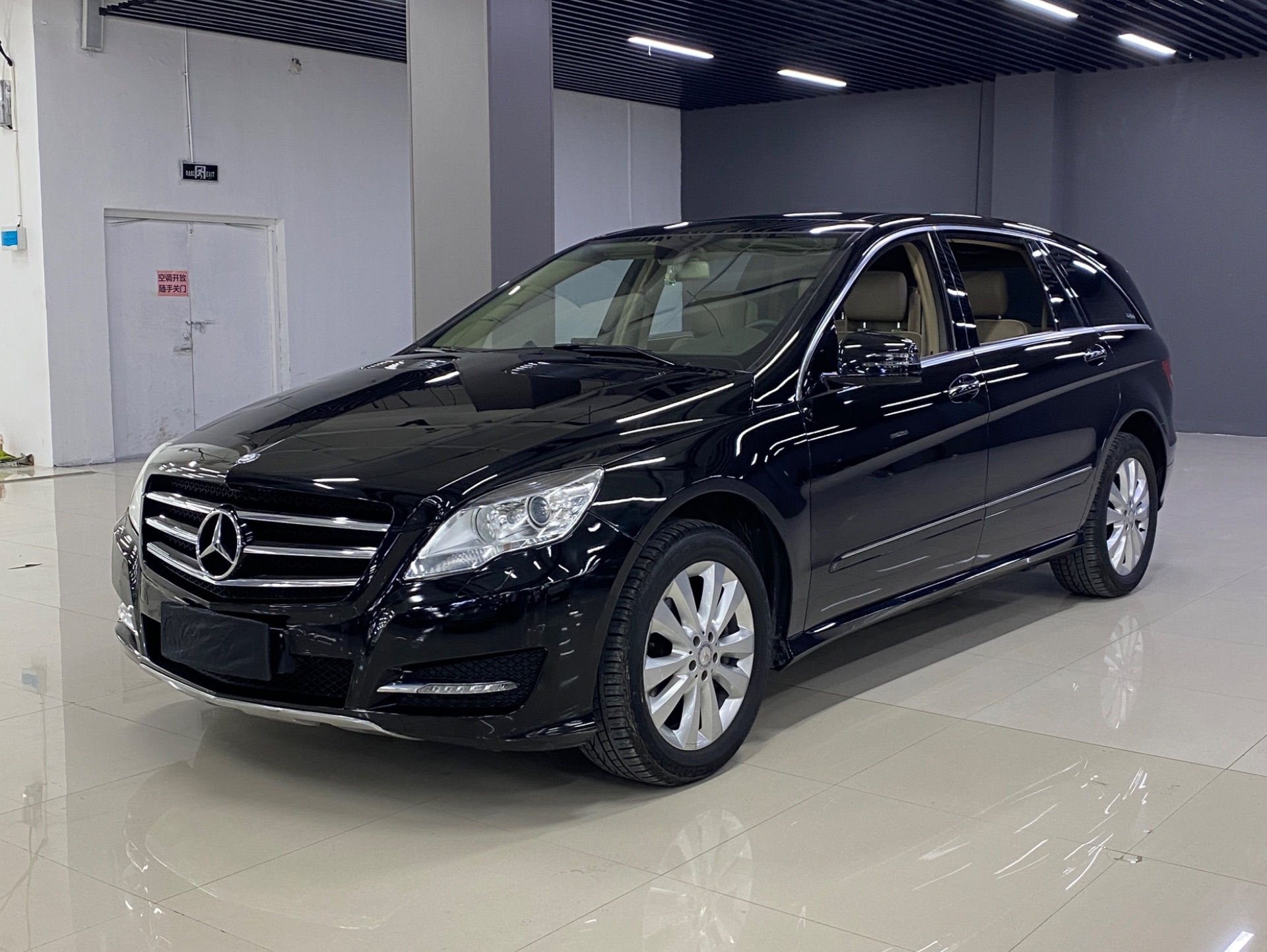 奔驰r级～为啥停产了?各方面数据还挺优秀,不解