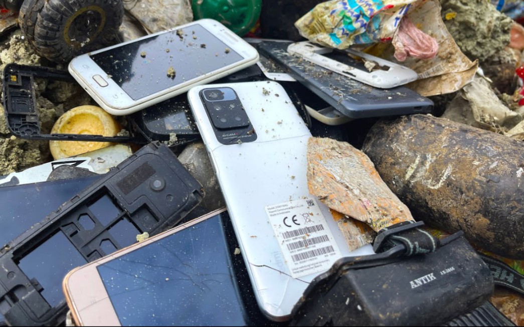 可怜的废气手机坟场