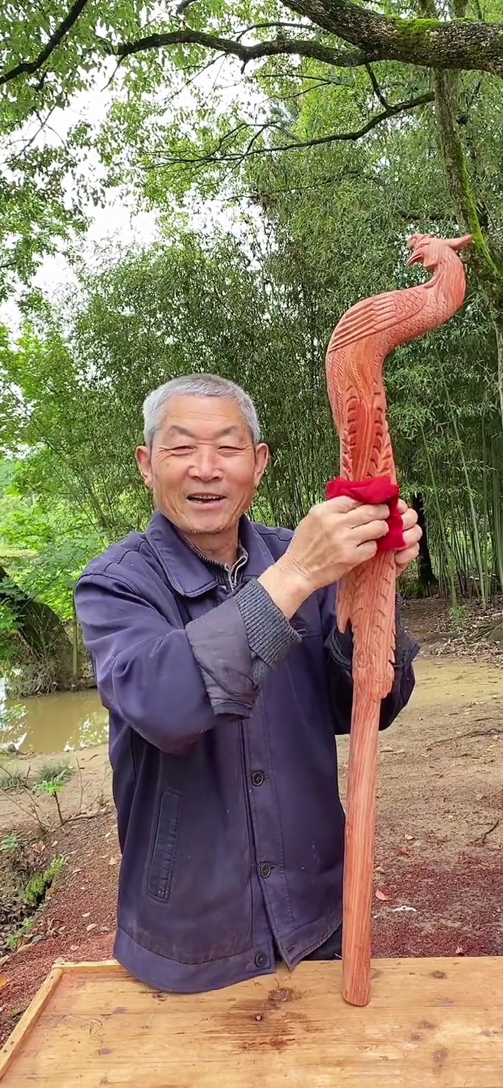 爷爷自制凤凰拐杖,这种手艺已经快失传了