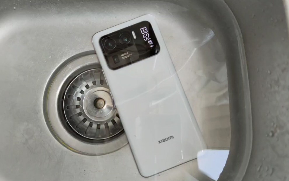 新机皇小米11ultra防水测试水下跑分