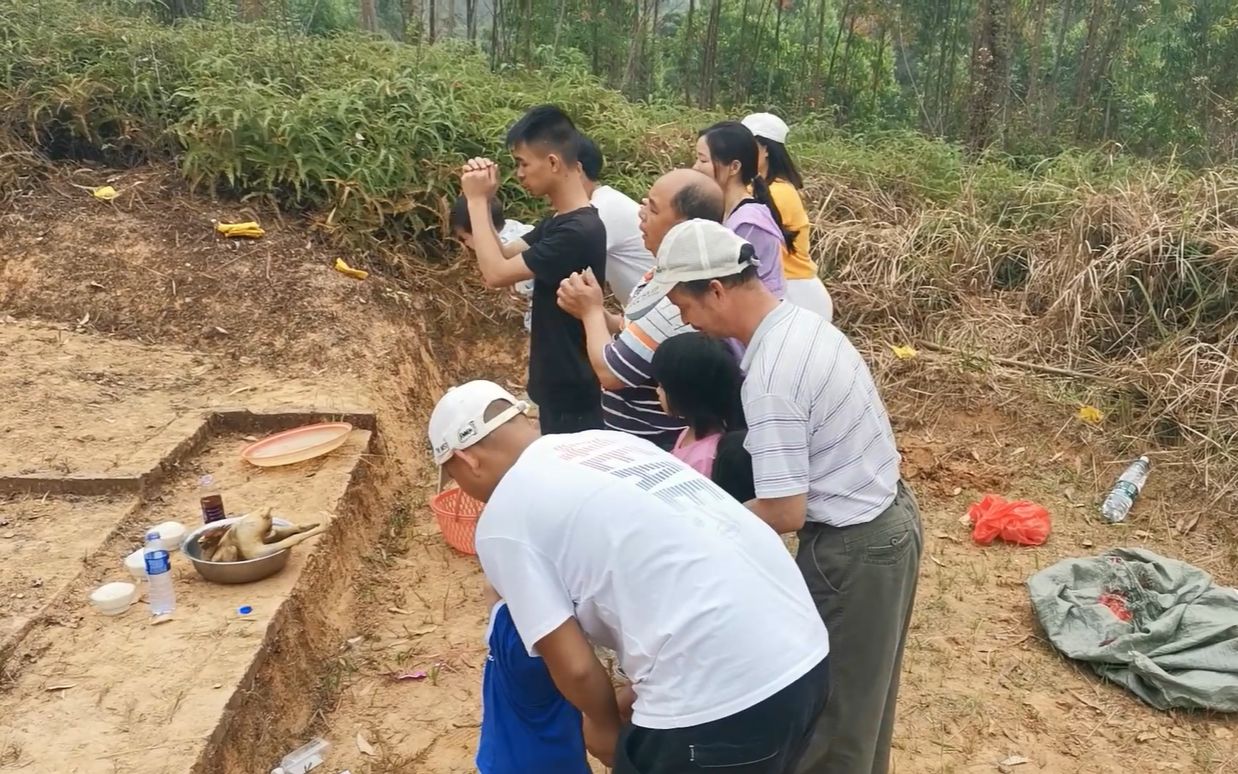 清明节扫墓,看一下广东农村拜山流程是怎样的,和你那里有啥不同