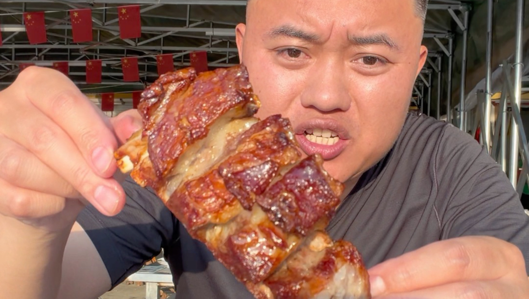 在山东菏泽吃烤全羊配羊油饼，现烙的羊油辣子饼一口直接惊艳，香到上头巨好吃#菏泽美食 #烤羊头 #羊油饼 #菏泽美食