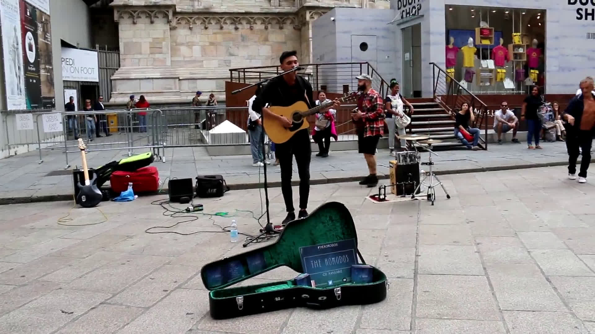 【all of me-john legend】米兰街头艺人 卖唱小哥身后大叔全程抢镜 