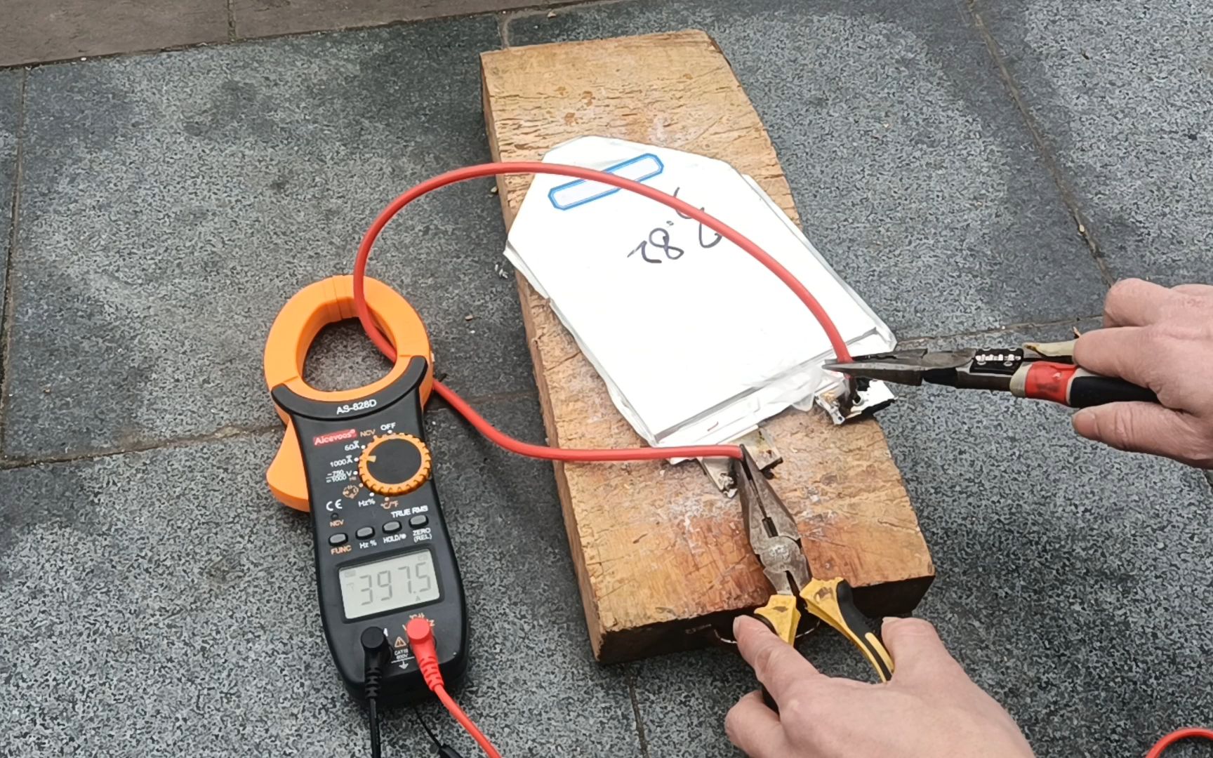 锂电池正负极直接短路会怎样400多安电流极耳瞬间就烧红了