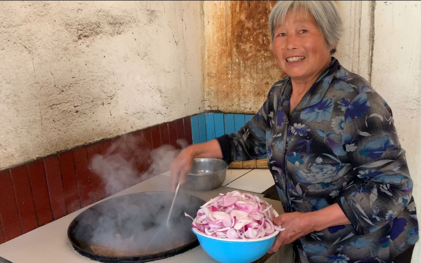 河南南阳:农村妈妈做家乡传统面食,配上新鲜洋葱,真香哔哩哔哩bilibili