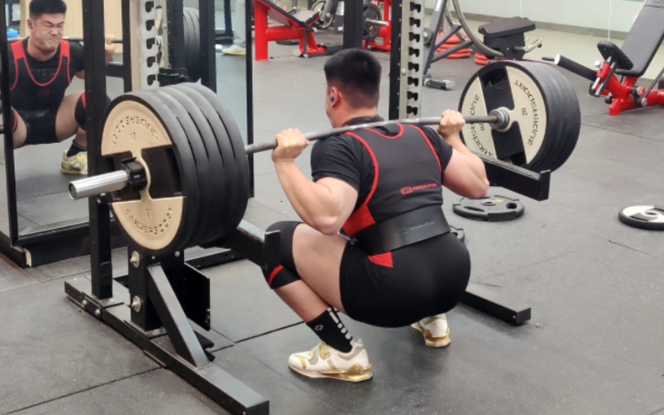 220kg深蹲5×5 直腿硬拉 感觉这个杆软的像海啸杆