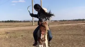 Скачать видео: 美女严厉驯骑小马用马鞭抽马