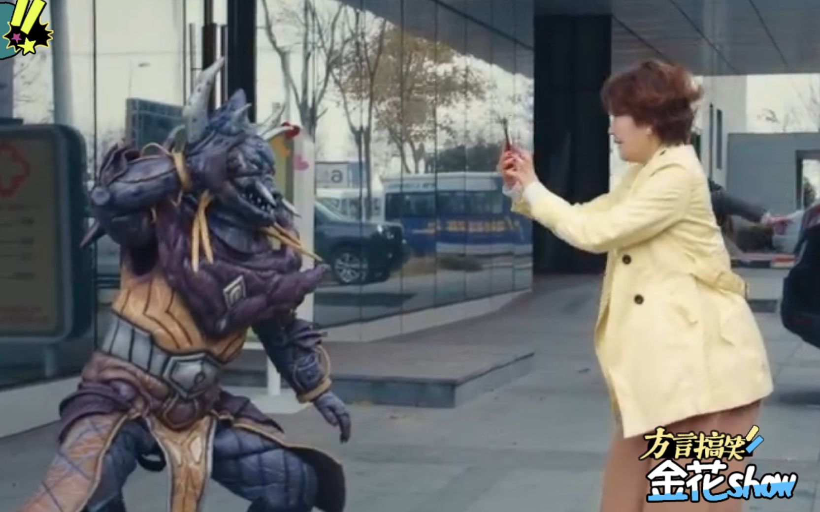 四川方言铠甲勇士:怪兽跟美女合照想当网红,被怪兽事业耽误的二货