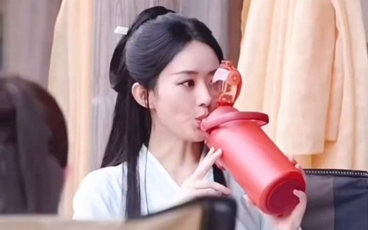 【赵丽颖*与凤行路透】捕获喝水的可爱宝宝一只吖,好奇讲的什么(29