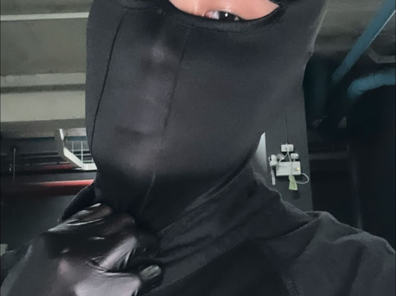 停车场蒙面弄人 黑色手套 头套