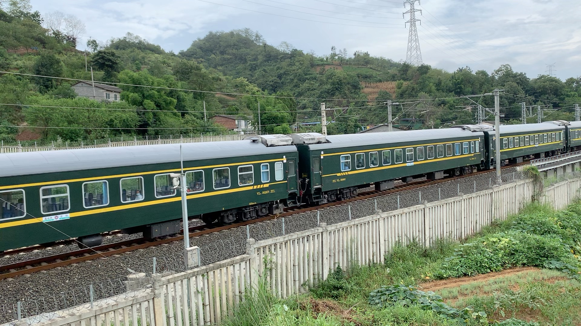 k508次(贵阳站-北京西站)本务成都局重庆机务段hxd3c0295高速通过遵义