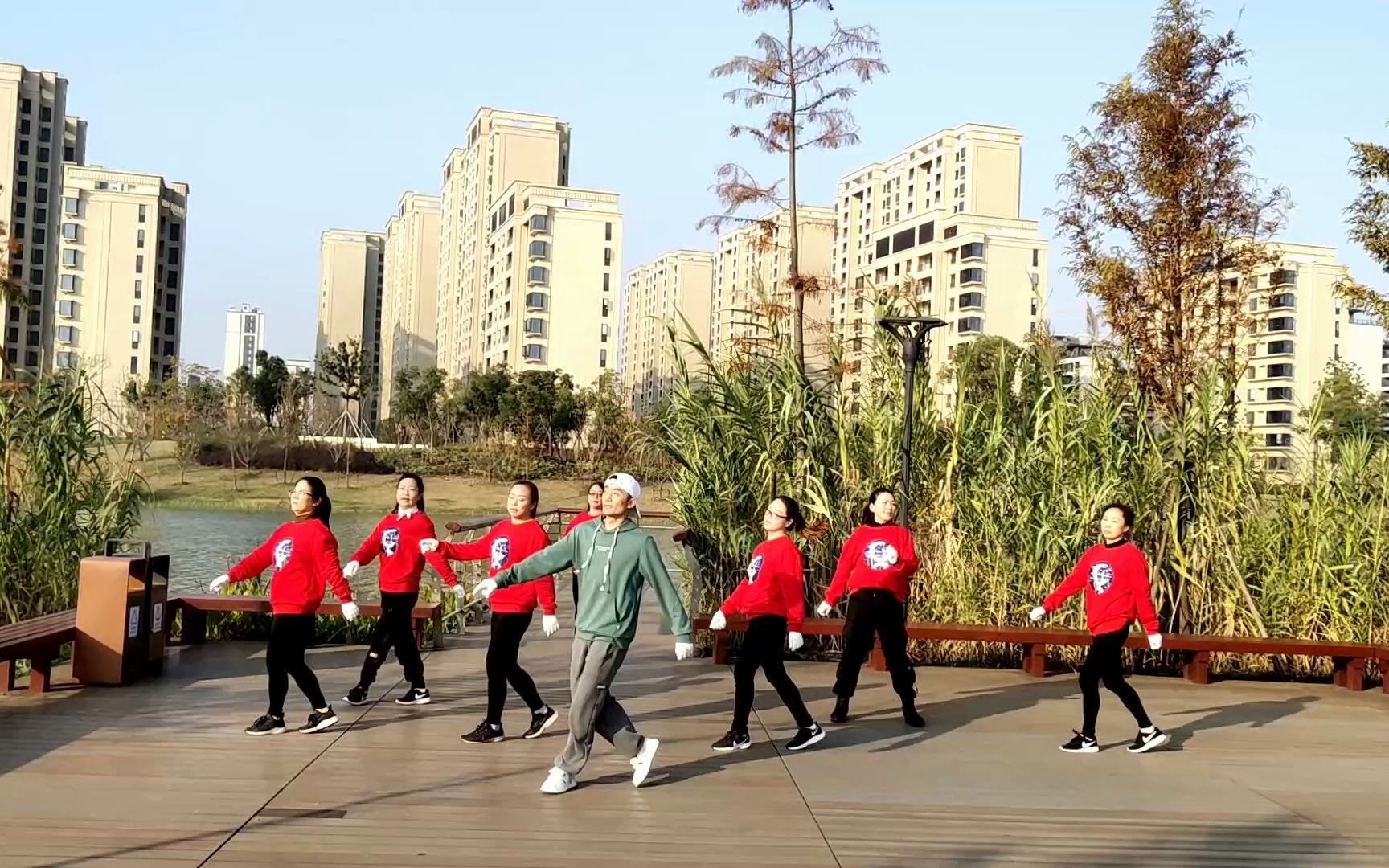 [图]好看好学有江南韵味的舞蹈《家在御江南》小哥团队带你一起跳起来