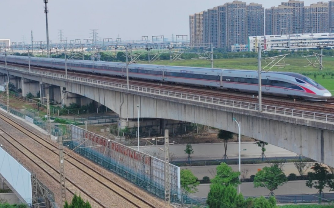 沪昆普速与沪昆高铁分别有车通过