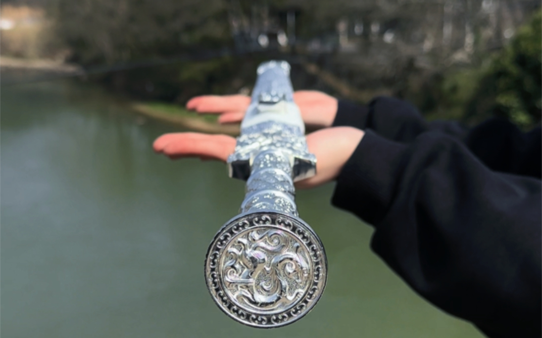 第一眼看见这把白色系中国汉剑,我就心动了!超级漂亮又帅气!男女通鲨!