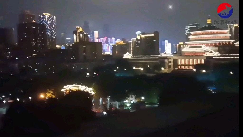 [图]重庆市解放碑大礼堂的夜景风光。