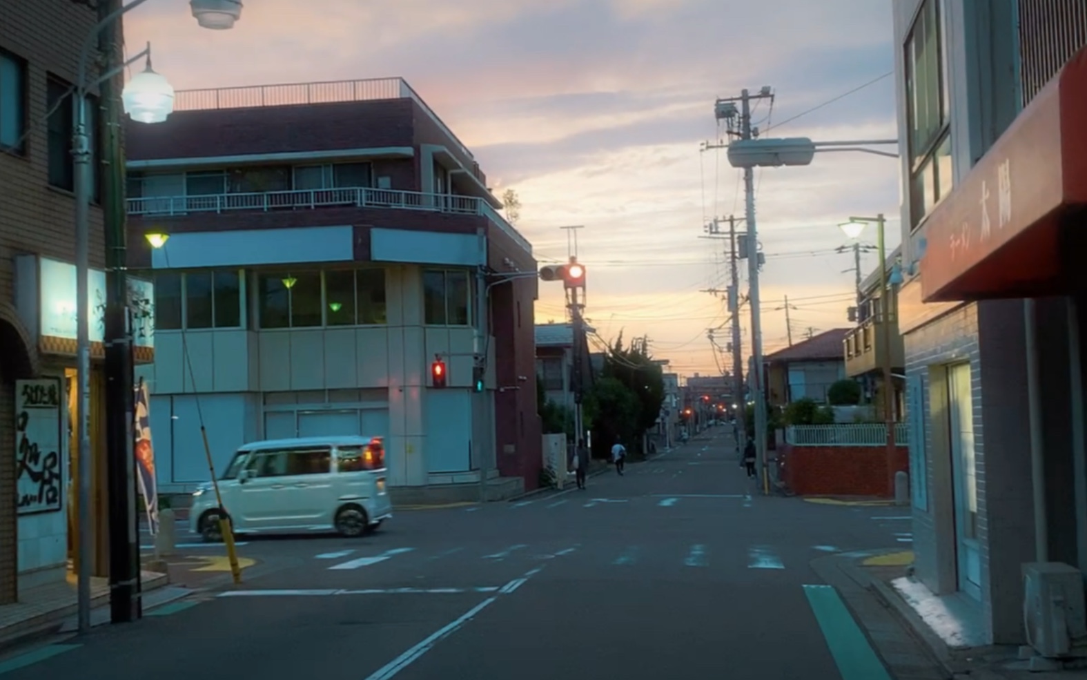 某个梦幻般的午后街道散步.