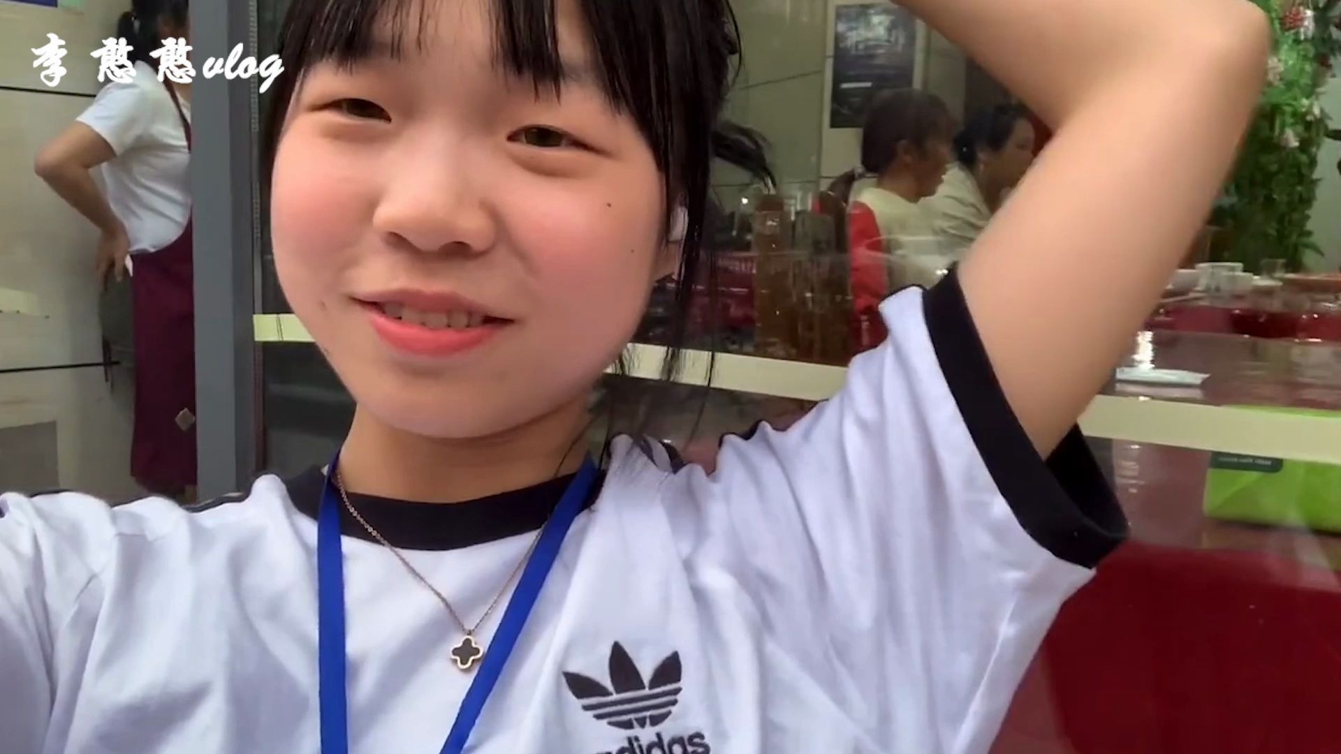 李憨憨vlog高一女孩的快乐生活和玩的好的男生踢足球