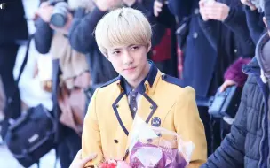 Télécharger la video: 130207 EXO 首尔艺高 毕业典礼 FOCUS SEHUN 【台下，上台，哥哥们献花】