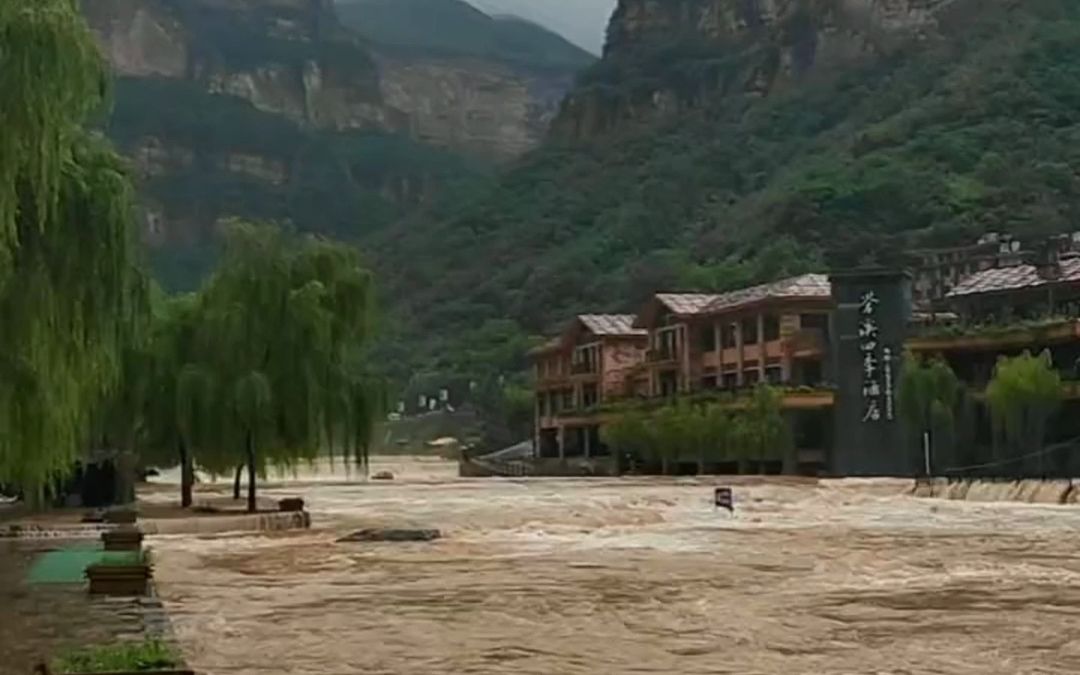 暴雨来袭 安阳林州石板岩镇露水河水流湍急 景区已暂停开放游客勿贸然前往 (安阳融媒记者:陈庆红 安阳融媒编辑:田启青)哔哩哔哩bilibili