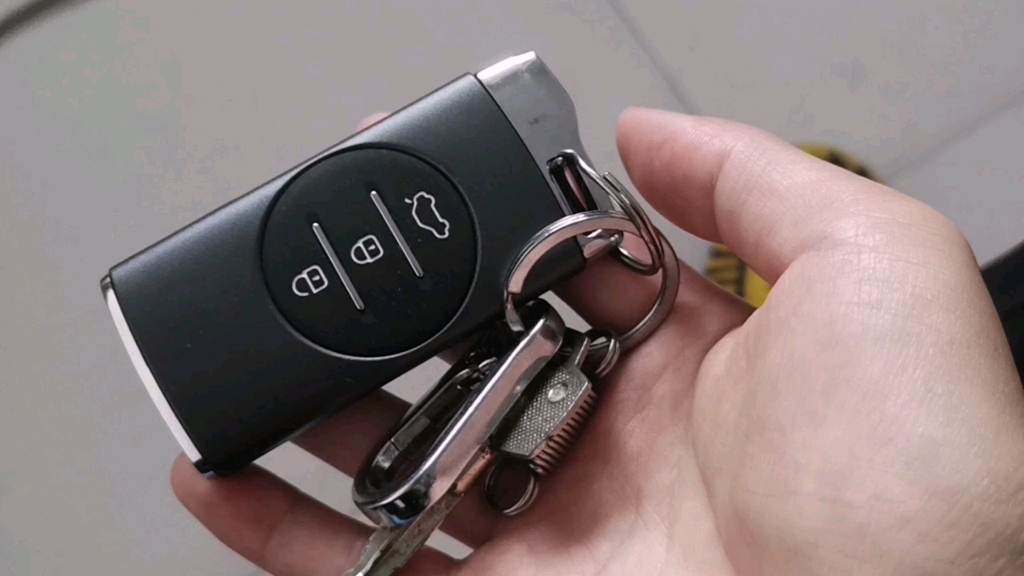 这就是奇瑞瑞虎7的智能感应钥匙是不是感觉挺简单又普通的