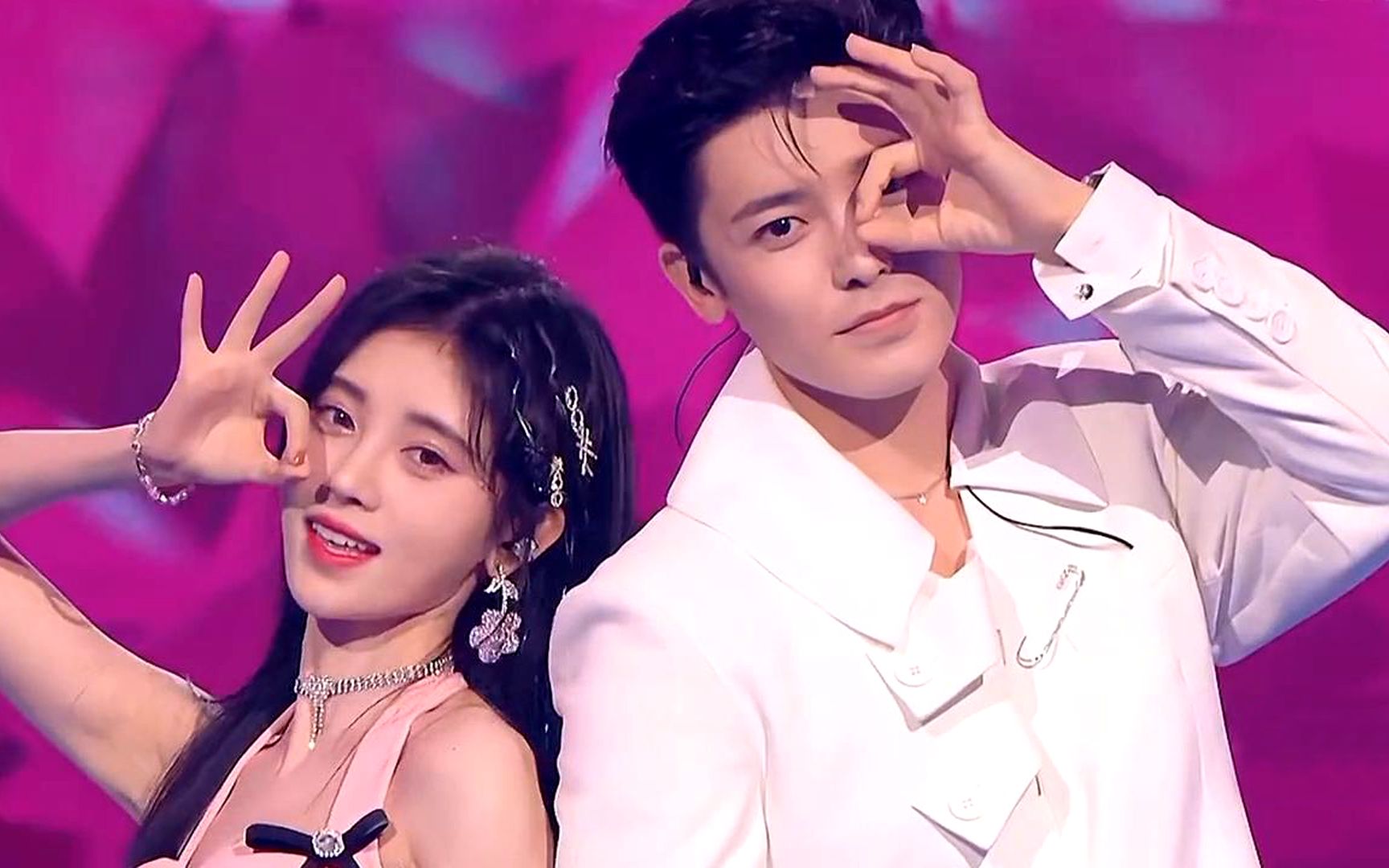 单飞的鞠婧祎和侯明昊合唱《你的眼睛像星星》,网友:太甜啦!