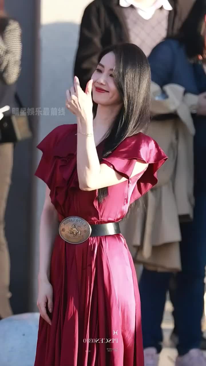 刘诗诗 黑长直红裙造型,红裙摇曳生姿像极了风华绝代的俏佳人