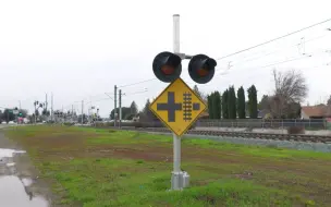 下载视频: 一些美国道口 提前灯:Yellow Flasher Advance Warning Signals At Railroad Crossings