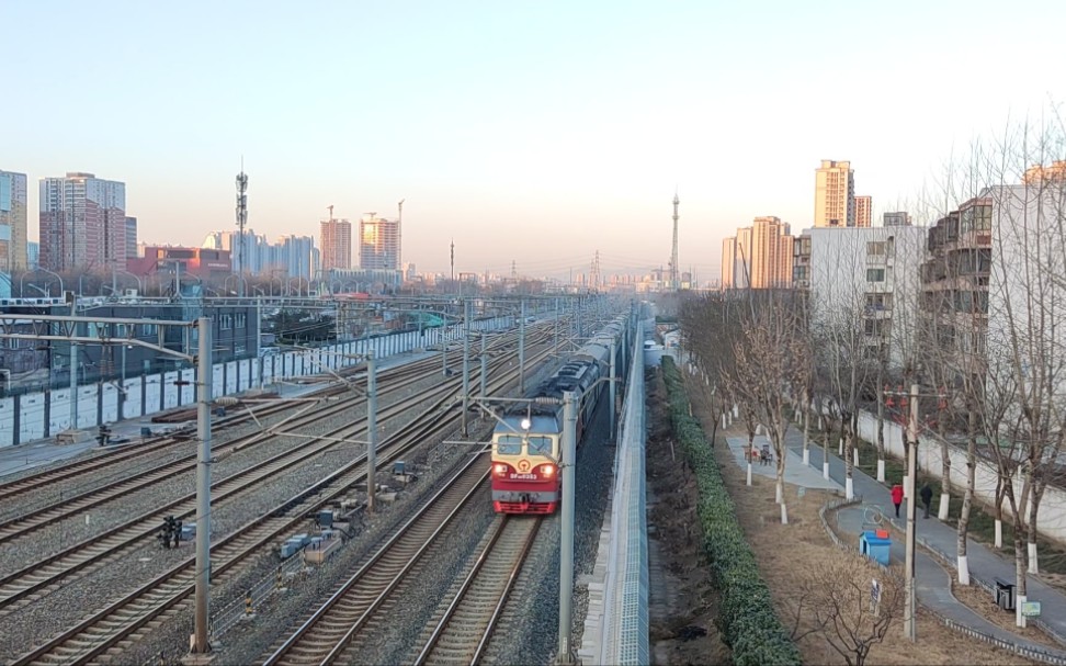 df4d0353牵引k602次通过翠林小区天桥