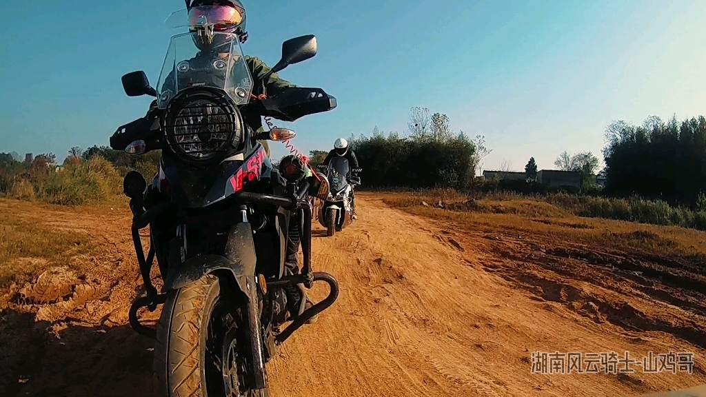 铃木dl250带队的江边越野小骑行,小伙子的尖叫表达着第一次的兴奋