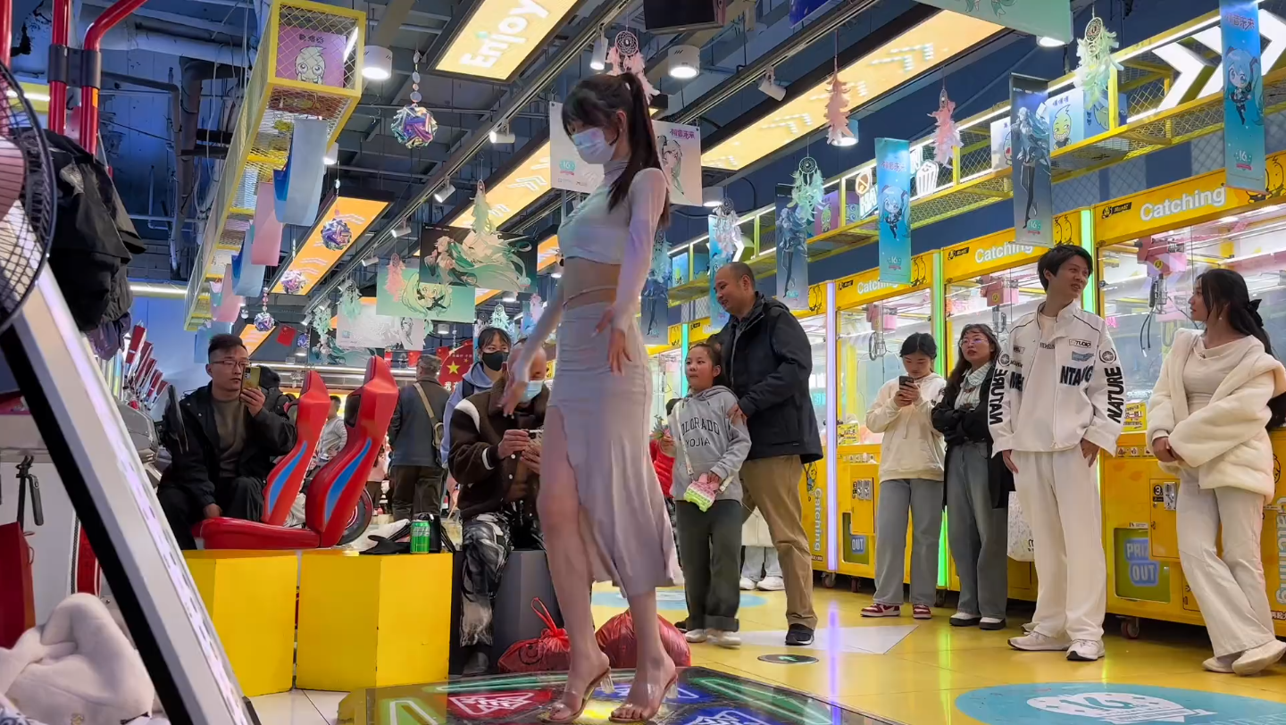 有穿打底裤审核员～#luv #跳舞机小姐姐 #萤火虫跳舞机 #御姐 #路人