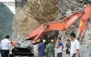 Скачать видео: 石山垮塌，挖机报废，司机不幸遇难，惨不忍睹啊！