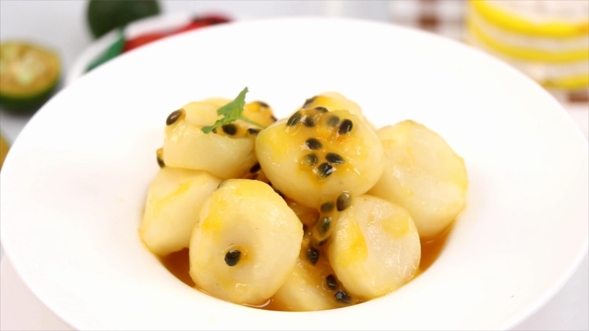 五星级酒店夏季凉拌小甜品 百香果汁拌马蹄 制作方法分享给大家