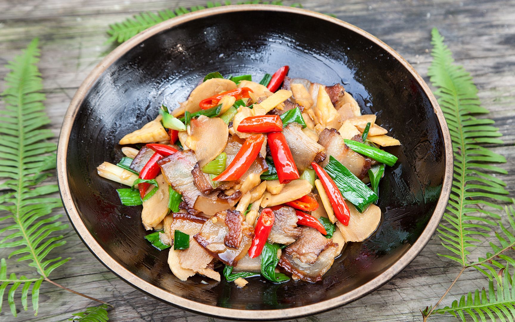 小伙在山里找到了春天的味道,春笋腊肉的组合太过瘾了