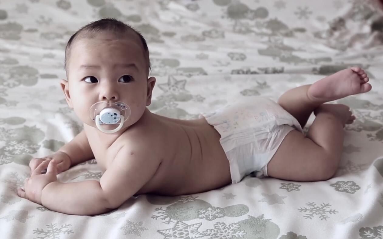 一个小动作,纸尿裤再也不后漏