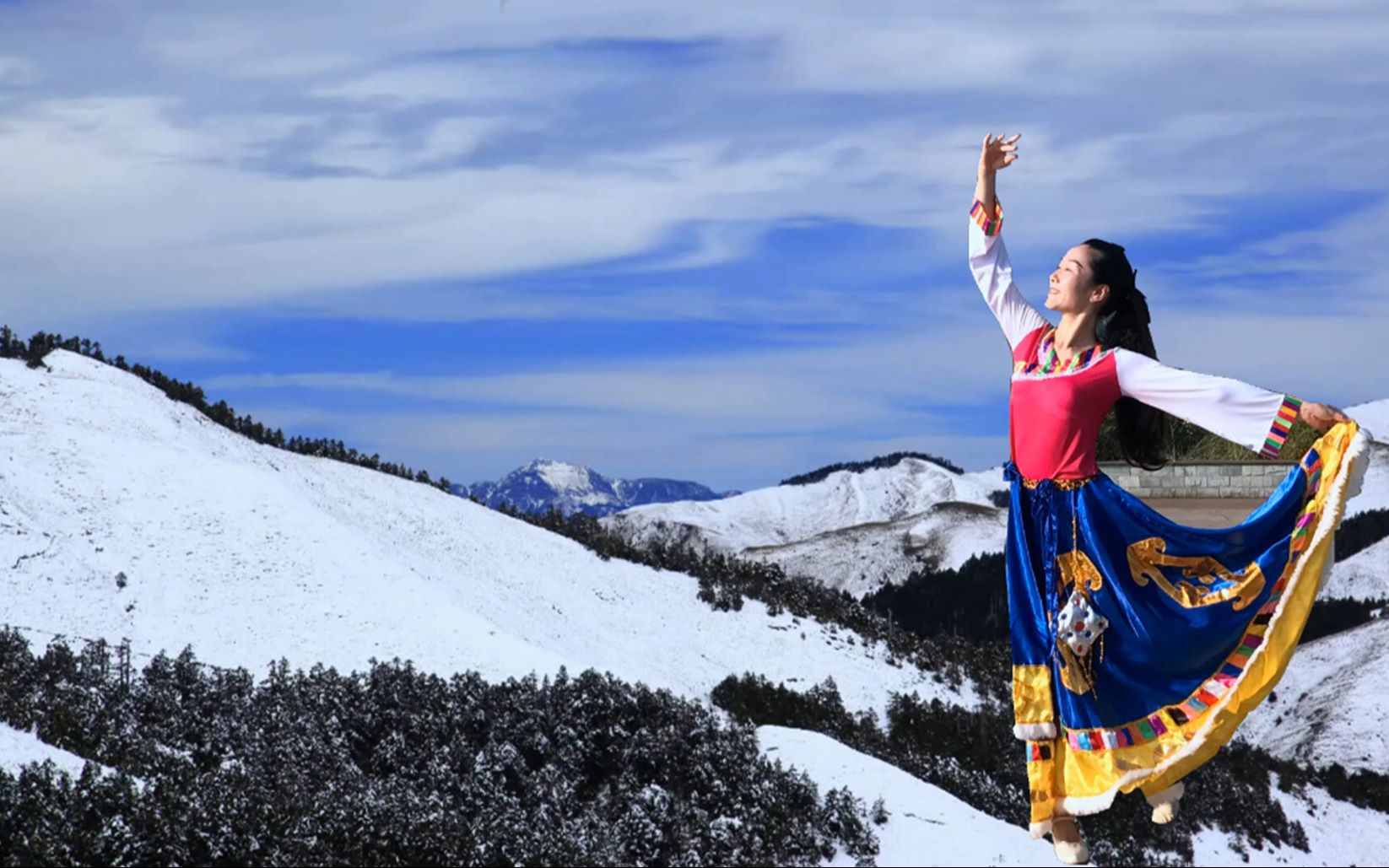 蜻蜓广场舞《雪山姑娘》漂亮的藏族舞,歌曲悦耳,舞姿动人