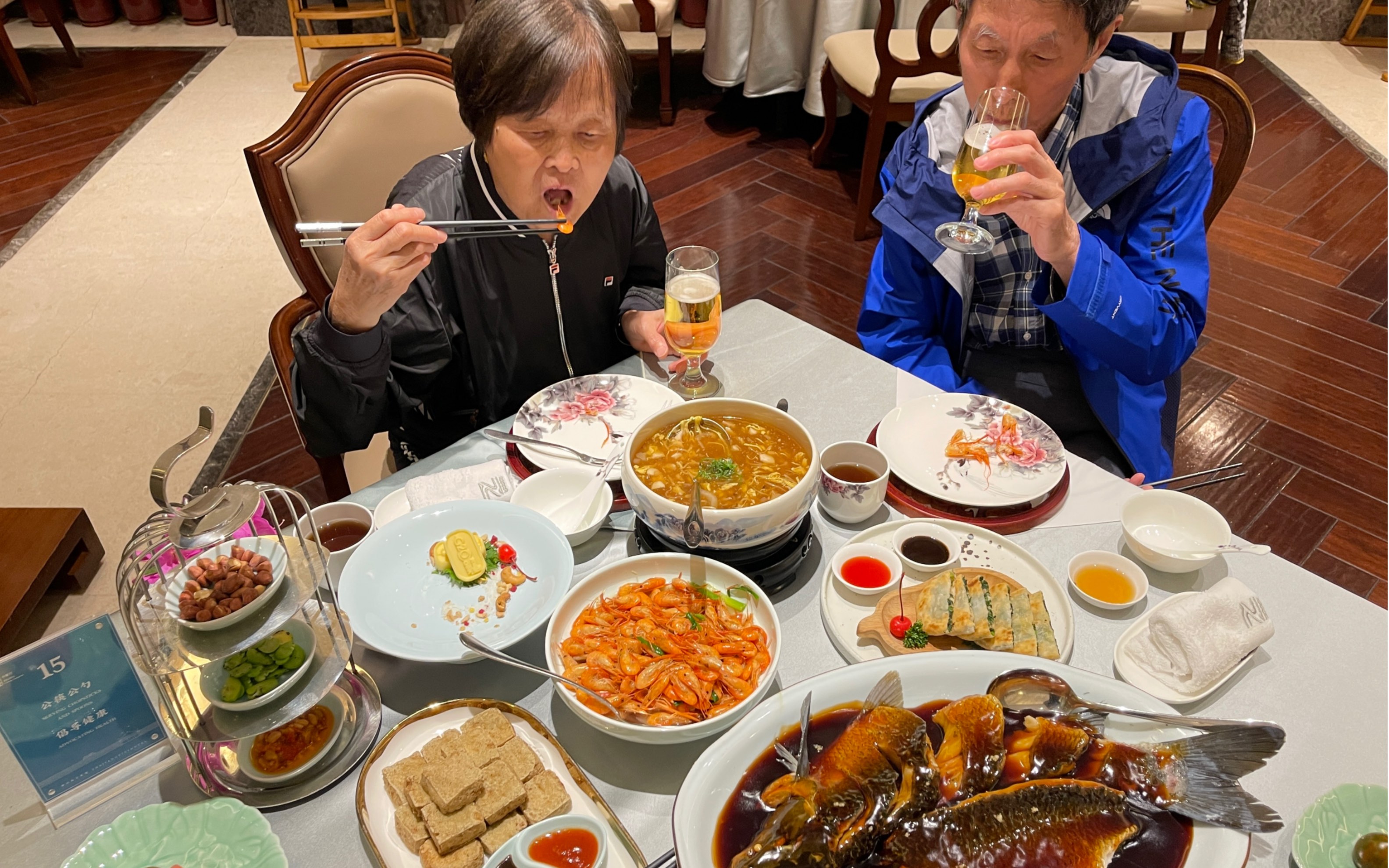 和爸妈在杭州西子宾馆牡丹厅吃饭,三人消费982元,西湖醋鱼赞