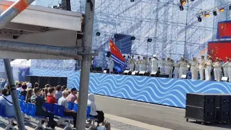 Скачать видео: 当《人民海军向前进》在冬宫广场响起，解放军海军军乐团演奏（2024）