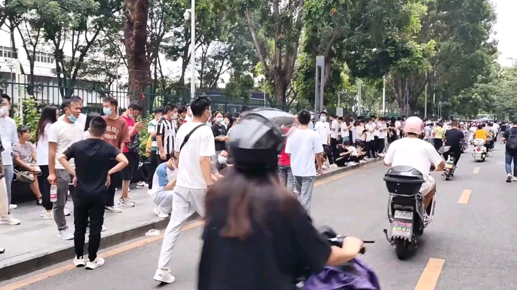 最底层打工人真实现状,不堪入目!巴掌大出租房似下水道管道间暗无天日!哔哩哔哩bilibili