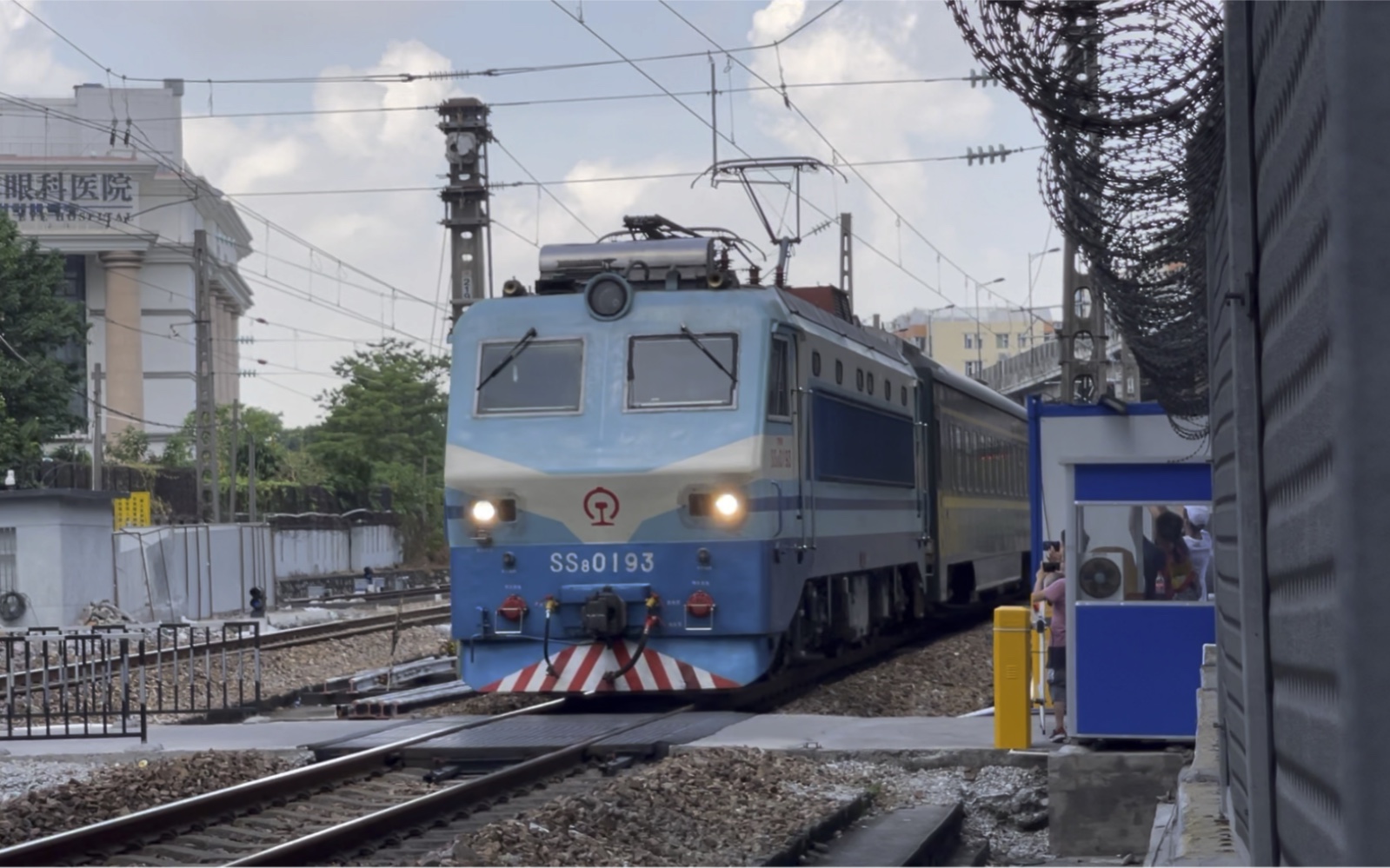 广铁广段ss8-0193牵引z99(上海-广州东)通过射击场临时道口