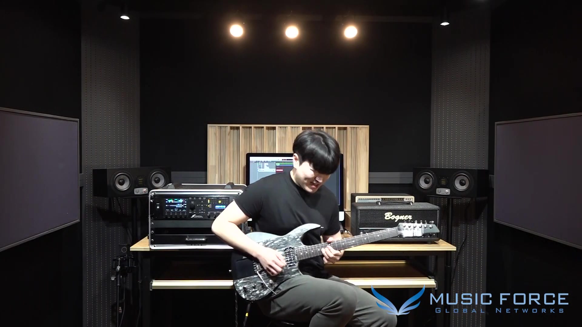 [图]James Tyler USA Ultimate Weapon Demo - 'Low Rider' by Guitarist 'Hongkyo Jeong'