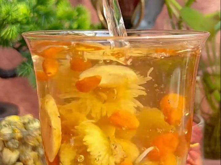 办公室必备!打工人每天一杯黄芪菊花枸杞