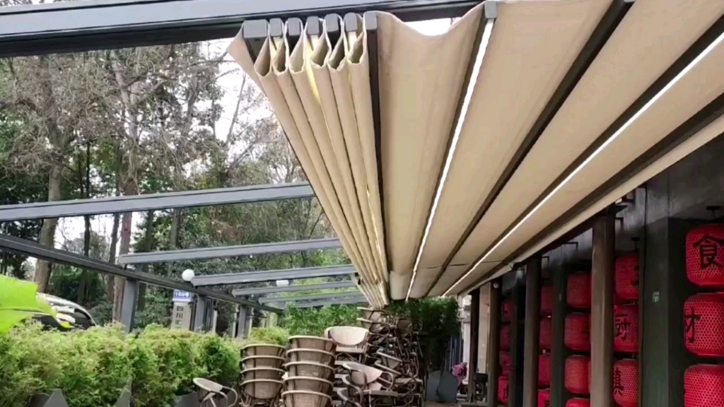 折叠天幕可以完全做到自由开合,雨天滴水不漏,夏天遮阳,而且全铝合金