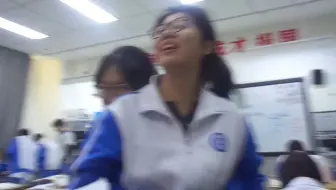 震惊(ΩДΩ) 某男子竟在摄像头下光明正大摸女生？！【vlog 7】