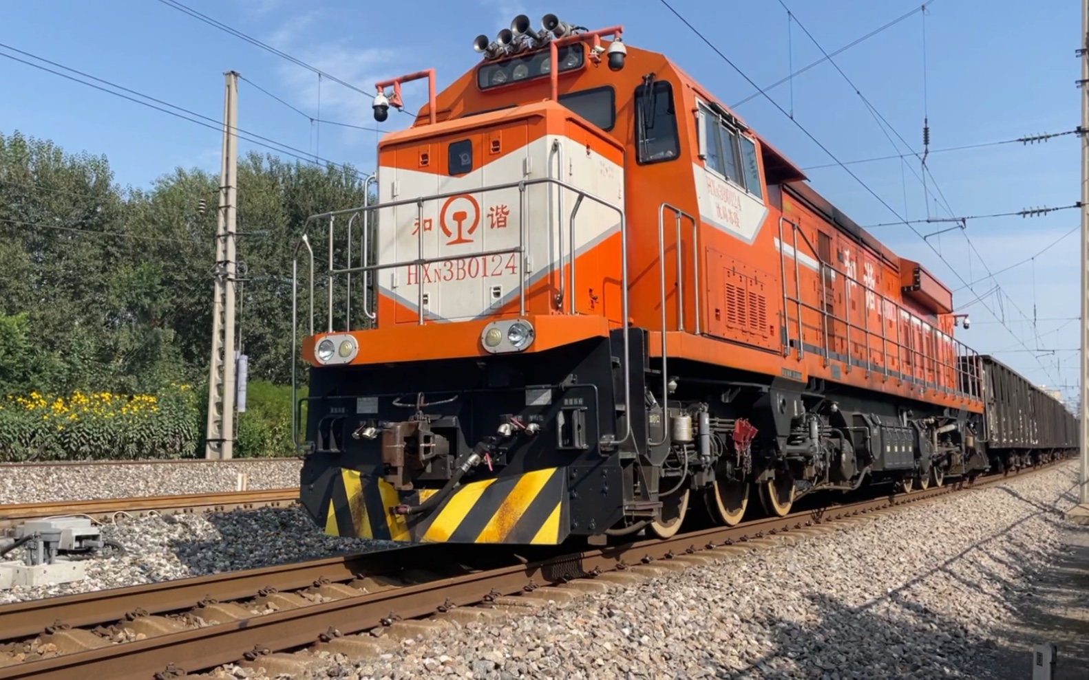 (调车机上正线)沈山线揽军屯站沈局苏段hxn3b0124牵引22辆敞车编组的