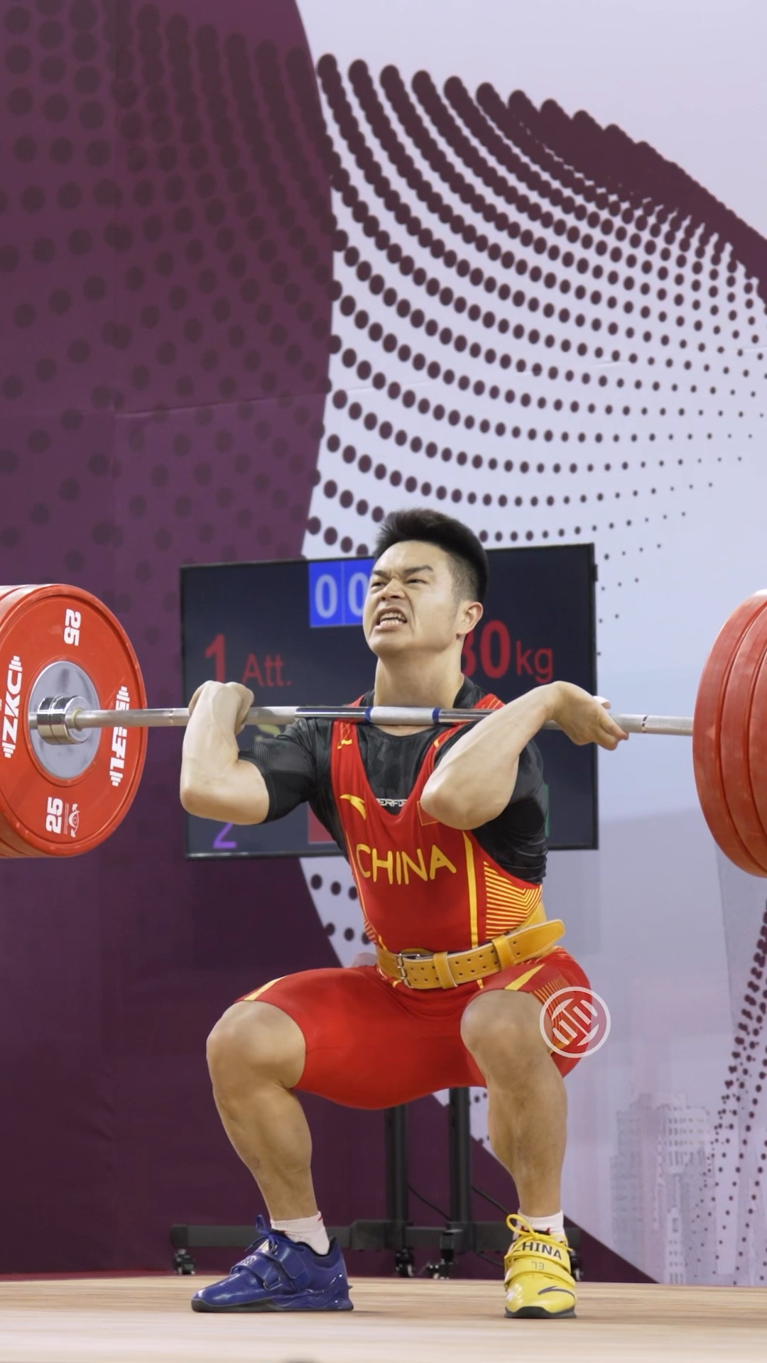 石智勇时隔两年半首次回归赛场,抓举160公斤05,挺举180公斤,总成绩