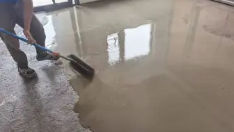 房间铺实木地板，要怎样防潮？建议做自流平，来看看它的施工步骤