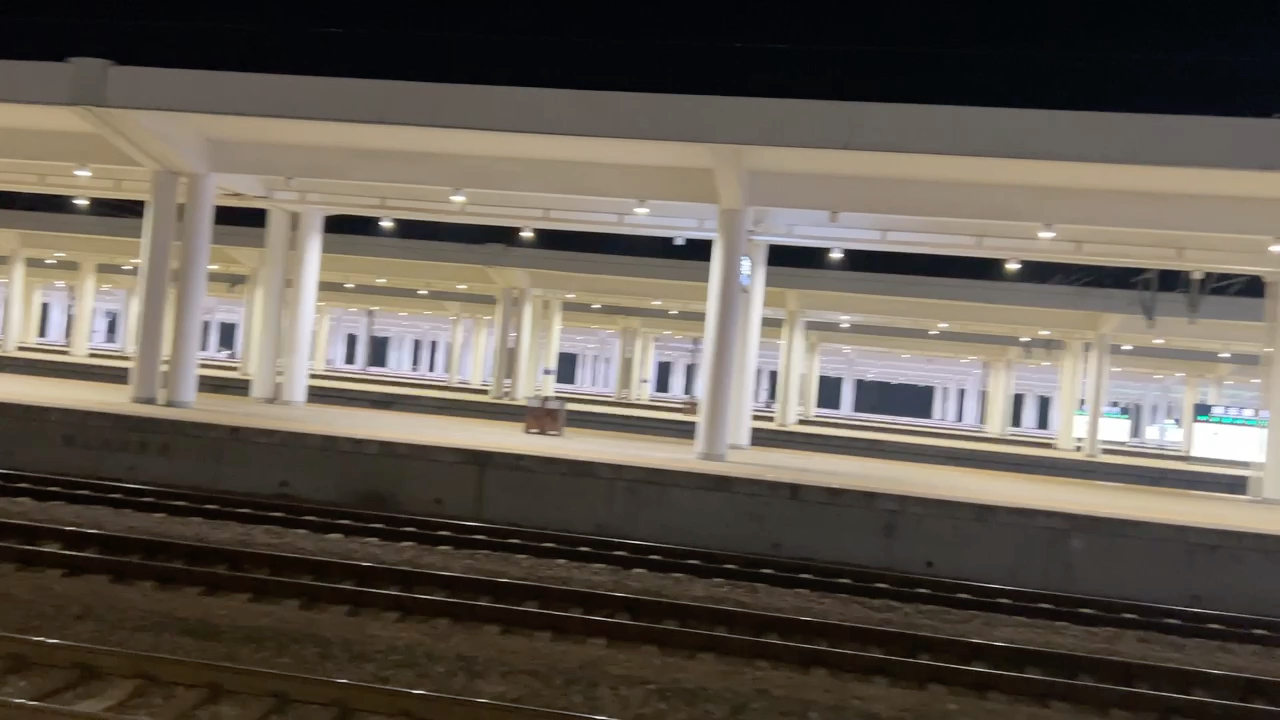 梦核 在晚上的连云港站