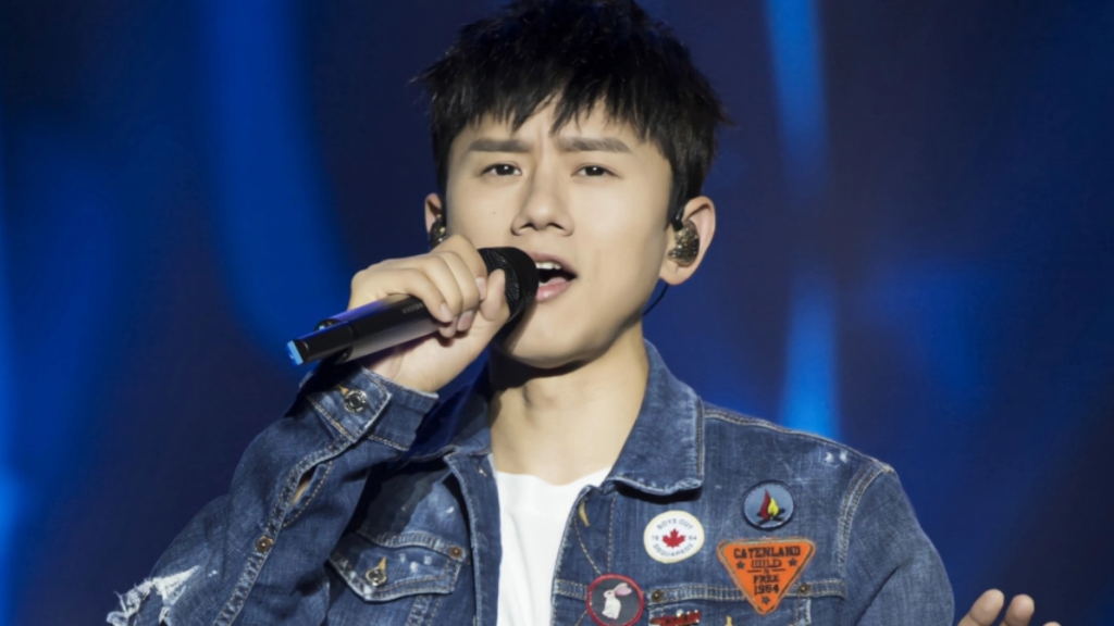 张杰每每唱起这首歌都会引起万人大合唱,温暖的嗓音令人感动!