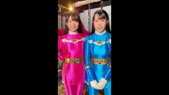 Video herunterladen: 新星战队 两位女主穿战斗服不戴头盔 致谢合集